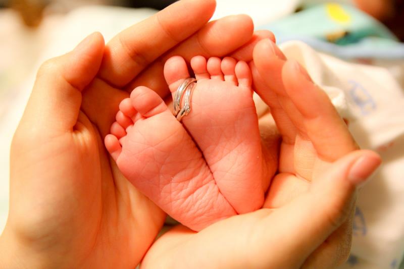 新生児の写真のアイデア一覧_赤ちゃんの手足に結婚指輪を